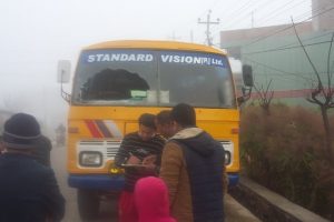 अज्ञात समूहद्वारा स्ट्याण्डर्ड भिजन एकेडेमी बसको सिसा फुटाए (फोटो सहित)