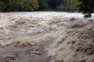 उदयपुरको बरुवा नदीको बाँध फुट्ने खतरा, गाईघाट बजार जोखिममा