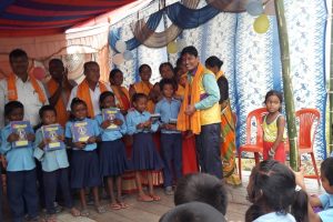 मुसहर विद्यार्थीलाई जन्म दिनमा कापी कलम वितरण