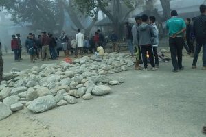 बेलकामा नदी जन्य पदार्थ उत्खननको विवाद झन चर्कदै : अवरोध हटाउन लाग्दा १० राउण्ड अश्रुग्यास प्रयोग