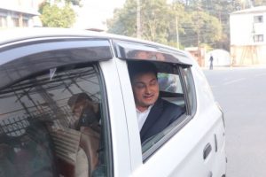 सिंहदरबारबाट ट्याक्सीमा बाहिरिए निवर्तमान मन्त्री गोकर्ण विष्ट