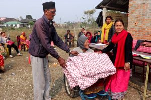 त्रियुगा नगरपालिका ३ मा ८२ जनालाई सिरक वितरण