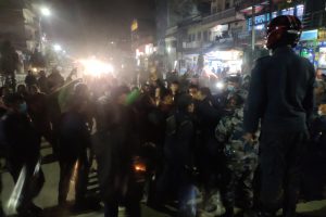 आम हडतालको पूर्वसन्ध्यामा उदयपुरको ठाउँ ठाउँमा राँको बोकेर सडकमा आयो प्रचण्ड–नेपाल पक्ष