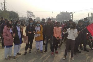 पेट्रोलियम पदार्थको मूल्य वृद्धिको विरोधमा अनेरास्ववियू उदयपुरद्वारा चक्का जाम