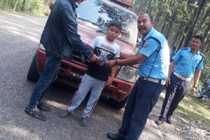 उदयपुरमा यात्रुसँग लिएको बढी भाडा ट्राफिक प्रहरीले फिर्ता गरायो