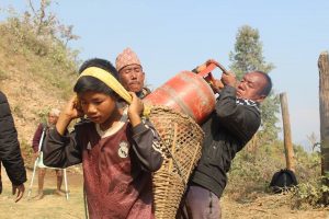 सामुदायिक वन उपभोक्ता समूहद्धारा ग्याँस बितरण