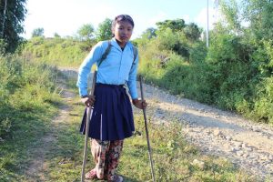 हिँडडुल गर्न लौरोको सहारा, दुई घण्टा हिँडेर विद्यालय