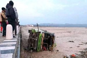 सप्तरीको महुली पुलमा बस दुर्घटना, १३ जना घाइते