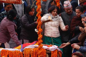 राजकीय सम्मानका साथ पूर्व अर्थ मन्त्री अधिकारीको अन्त्येष्टि,  छोरीहरुले दिए दागबत्ती