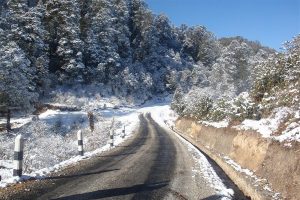 सगरमाथाको काखमा सडक
