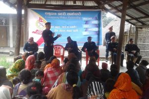 अपराध न्यूनिकरण गर्न समुदायमा चिया बाँड्दै प्रहरी (तस्विर सहित)