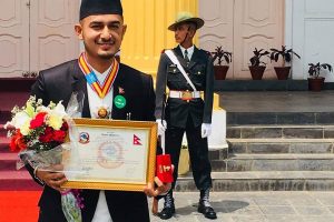 लाइसेन्स फेल चिकित्सक राष्ट्रपतिद्वारा विभूषित