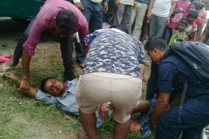 स्कुल बसको ठक्करबाट मोटर साइकल चालकको मृत्यु, एक जना घाइते (तस्विरसहित)