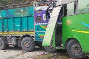 बस र ट्रक एक आपसमा ठोक्किदा दुईको मृत्यु, २५ घाइते