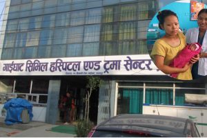 गर्भवतीको पेटमा बच्चा चल्न छोडेपछि अप्रेशन गरेर निकाल्न सफल