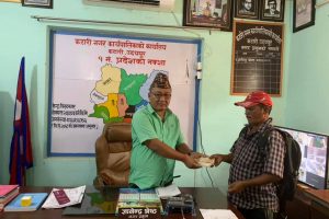 कटारी नगरपालिकाद्वारा आगलागी पिडितलाई ९० हजार सहयोग (फोटो फिचर)