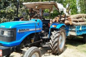 अबैध काठ सहित ट्याक्टर पक्राउ