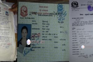 एक युवतीले दुई नागरिकता लिएको फेला (तस्विरसहित)