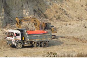 उदयपुरमा मापदण्ड विपरित खोला दोहन गर्ने दुई जेसिवी पक्राउ, जिल्ला बाहिर निकासी रोकिएन