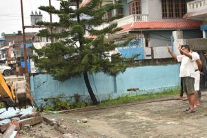 इटहरीका मेयरले डोजर लगाएर भत्काए आफ्नै घरको पर्खाल