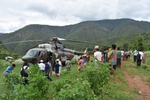 ताप्लीमा हेलिकप्टरबाट खाद्यान्न