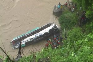 त्रिशुलीमा एका विहानै बस खस्यो : ३ को मृत्यु, १२ घाइते