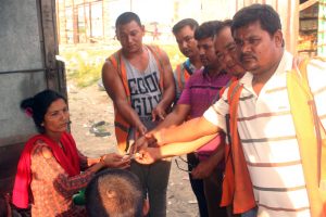 अलपत्र यात्रुलाई अटो चालकहरुको सहयोग