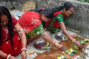 दिवगंत पितृलाई पिण्ड चढाउँदै जितिया पर्वको समापन