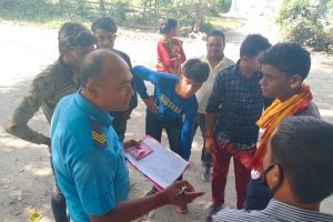 उदयपुरको कटारीमा बढी भाडा फिर्ता गराउन डिएसपी केसी नै सडकमा (फोटो फिचरसहित)