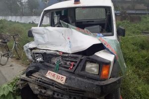 उदयपुरगढीको एम्बुलेन्स दुहवीको सोनापुरमा दुर्घटना