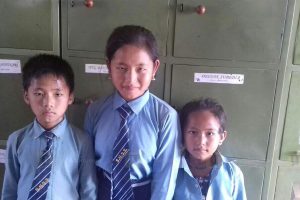 गरिबीले आत्महत्या पछि तीन बच्चा भोकै