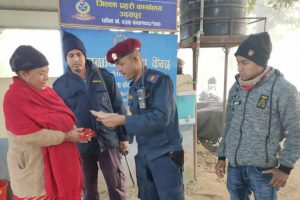 बस काउण्टरमा भेट्टाएको सुन र पैसा आफन्तको जिम्मा