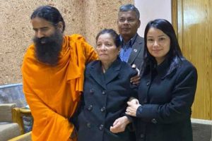 रामदेवकहाँ प्रचण्ड पत्नी सीताको उपचार