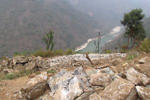 मापदण्ड विपरित चुनढुंगा खानी उत्खन्न गरिदाँ गाउँ नै उच्च जोखिममा (भिडियो सहित)