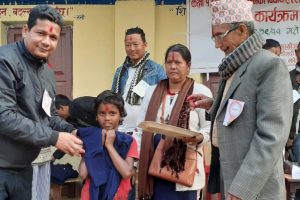 वडा कार्यालयद्वारा २४० विद्यार्थीलाई स्वीटर वितरण