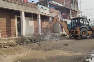 लहानमा बाटो अतिक्रमण गरी बनाइएको घर टहरा भत्काइयो