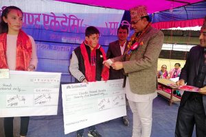 एसइइ परीक्षाको नतिजामा जिल्ला टप गर्ने दुई विद्यार्थी सम्मानित