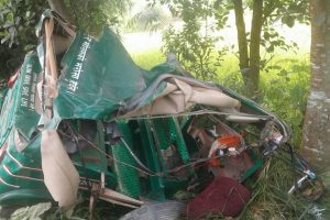 एक अटोमा नौं जना सबार, दुर्घटनामा बालकको मृत्यु