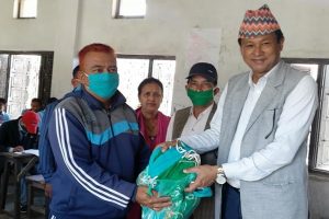 कोरोनाको त्रासले विद्यालयमा मास्क वितरण