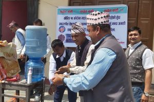 साबुन पानीले हात धोए पछि मात्रै सेवा