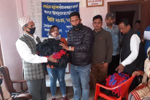 चौदण्डीगढी नगरपालिका २ नं. वडा कार्यालयद्वारा ३ हजार ५ सय माक्स वितरण