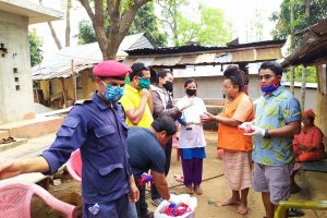 मनकारी वडाध्यक्ष : स्वास्थ्यकर्मीको टोलीसहित घरघरमा माक्स बाँड्दै