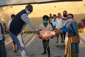 त्रियुगा नगर सरकार जनताको सेवामा जुटे, दैनिक मजदुरी गर्नेको घरघरमा दालचामल