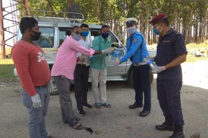 जलजलेका युवा व्यवासीहरुद्वारा सडकमा खटिएका सुरक्षाकर्मीलाई पानी र विस्कुट