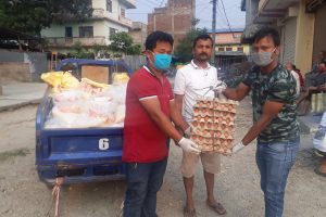 मनोज मासु पसलद्धारा पिडितलाई निःशुल्क अण्डा बितरण