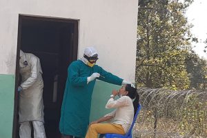 सेनाको क्वारेन्टाइनमा रहेका २६ जनाको स्वाब परीक्षणका लागि धरान पठाईयो