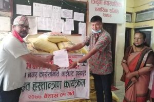 नेपाली कांग्रेसद्धारा त्रियुगा नगरपालिकालाई ६० क्विन्टल चामल हस्तान्तरण