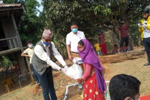 १ सय ९९ परिवारलाई सामुदायिक वनद्धारा राहत वितरण