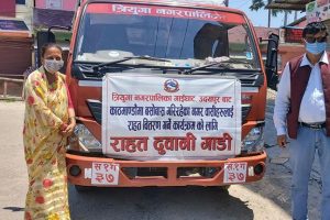 त्रियुगा नगरपालिकाले २ सय अतिविपन्नका लागि काठमाडौं पठायो राहत सामग्री