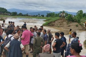 सुकनाही खोलाको बाँध फुट्दा करिव एक सय विगहा धान खेतमा बालुवा